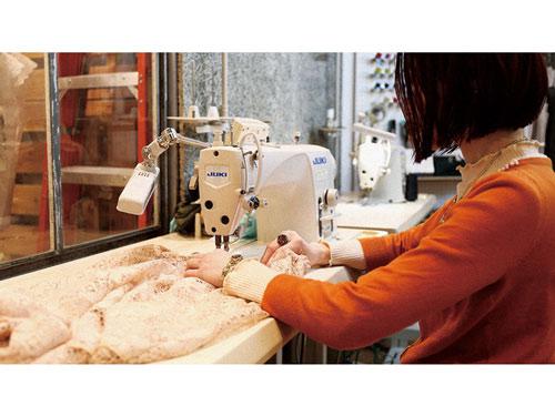 衣類のリペアや裾直しを店舗スタッフが提案